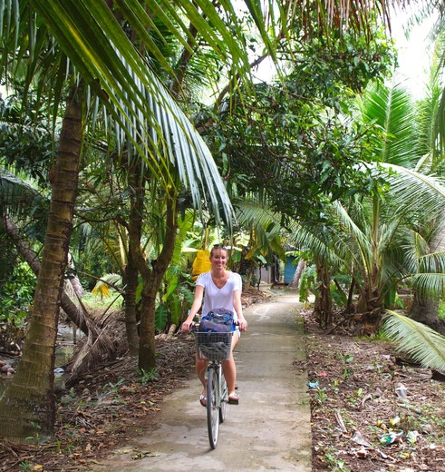 Medewerkster Kim tijdens een fietstocht door de Mekongdelta, Vietnam