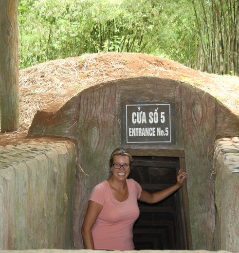 Medewerkster Gionne bij de ingang van de Vinh Moc tunnels, Vietnam