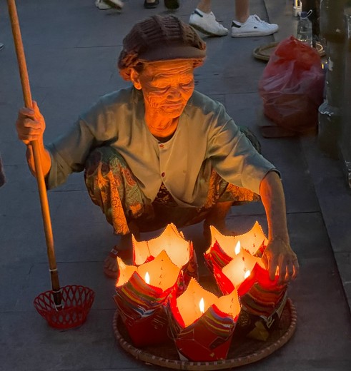 Lokale bewoner met lampjes in Hoi An, Vietnam