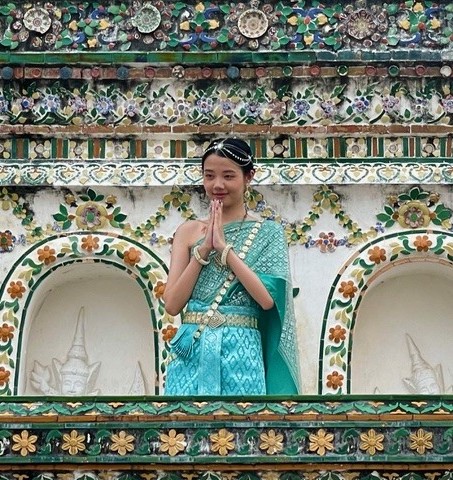 Thais meisje in klederdracht bij de Wat Arun, Bangkok, Thailand