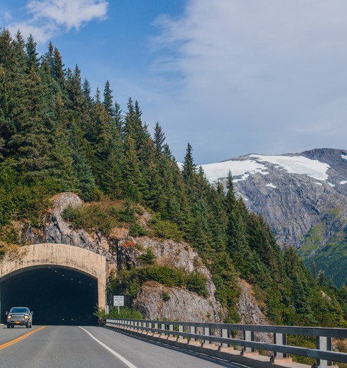 Tunnel door tijdens mooie route van Whittier naar Anchorage, Alaska, Verenigde Staten Tunnel door tijdens mooie route van Whittier naar Anchorage, Alaska, Verenigde Staten