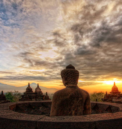 De imposante Borobudur op Java bij zonsondergang