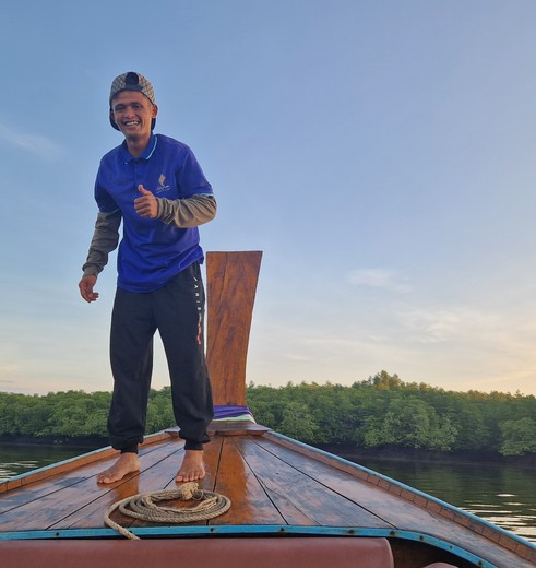 Vriendelijke schippers brengen je naar Koh Jum, Thailand Vriendelijke schippers brengen je naar Koh Jum, Thailand