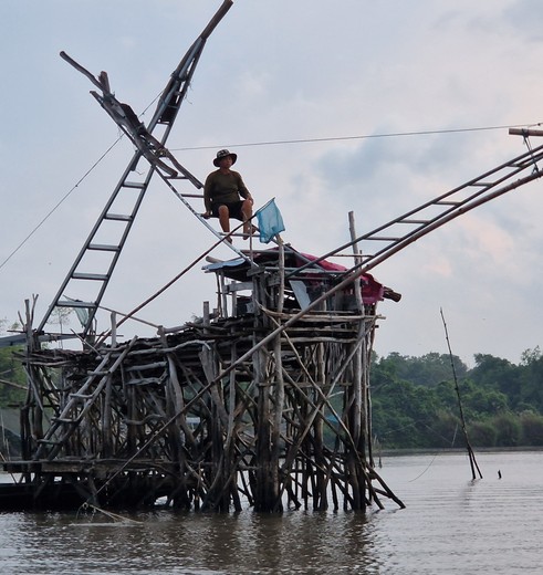 een lokale visser op het meer, Thale Noi, Thailand een lokale visser op het meer, Thale Noi, Thailand