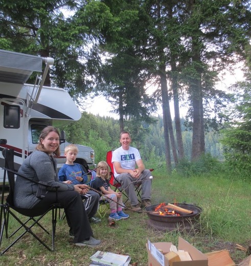 Barbecueën bij de camper met het gezin