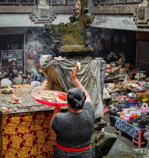 indonesie-ubud-vrouw-offeren