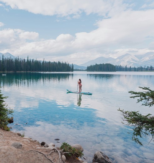 kajakken en zwemmen in kraakheldere meren in West-Canada