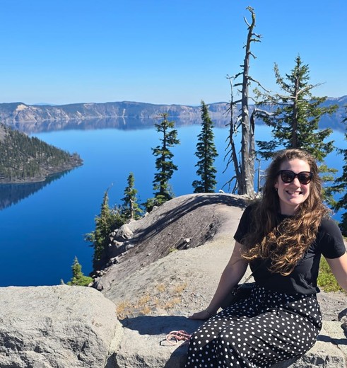 Collega Anne bij een uitzichtpunt over Crater Lake, Oregon