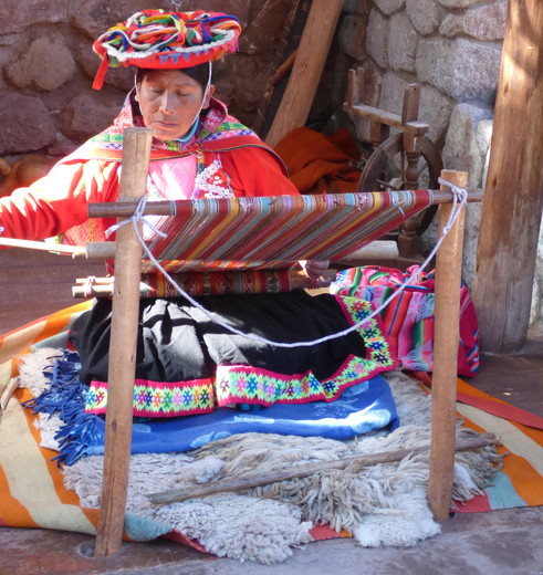 Peruanen weven in traditionele klederdracht in de omgeving van Cuzco, Peru