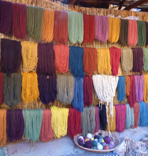 Gekleurde wol in de omgeving van Cuzco, Peru