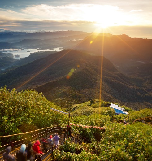 De zonopkomst vanaf Adams Peak Sri Lanka
