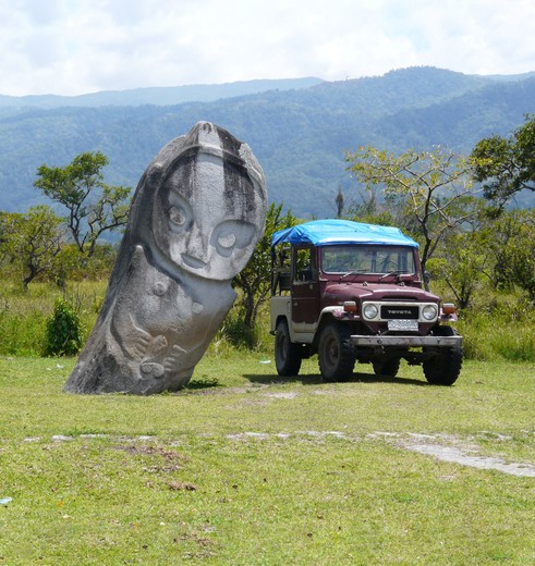 Enorme megalieten in de Badavallei op Sulawesi