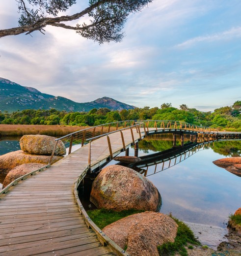 Voetgangersbrug over de Tidal River in Wilsons Promotory, Australië