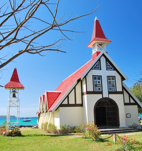 De kerk met het rode dak bij Cap Malheureux op Mauritius