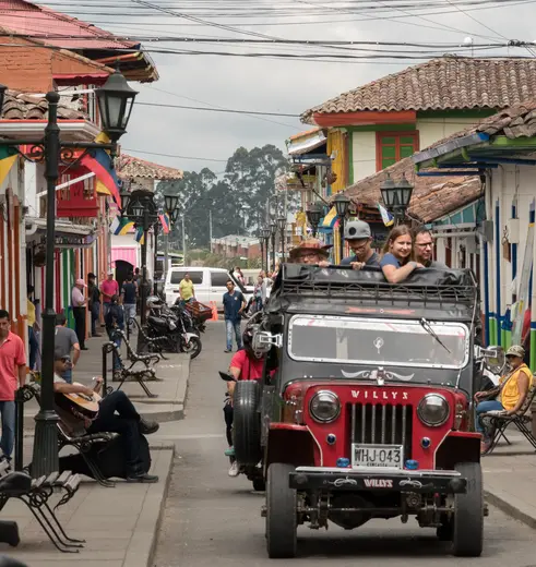 Met de ouderwetse Willy Jeep op pad naar de Cocora Vallei, Colombia