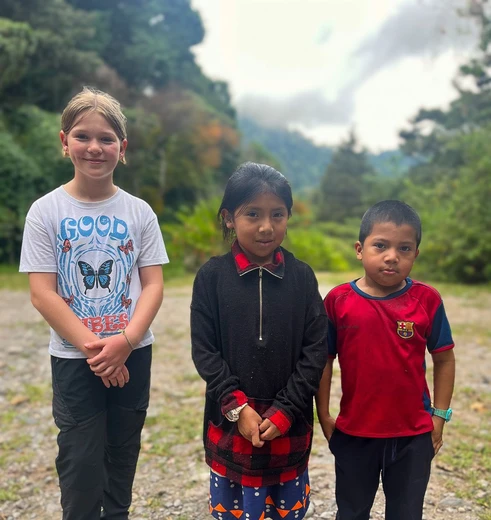 Dochter Judith met kindjes in Panama