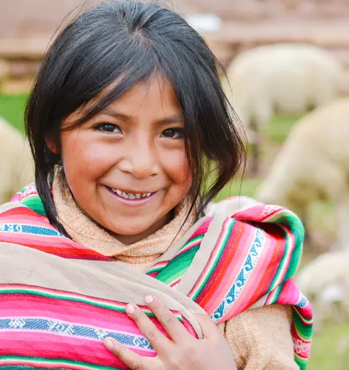 Meisje in het kleurrijke Ecuador