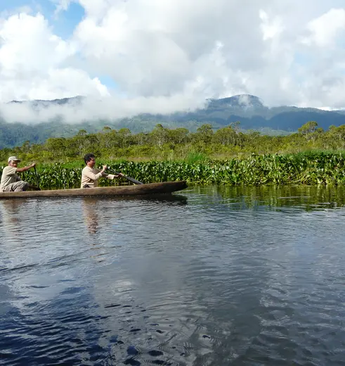 Varen over de Sangir-rivier in het Kerinci Seblat National Park op Sumatra, Indonesië