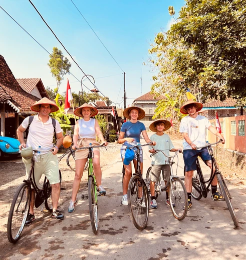 Met z'n allen op de fiets bij Jogyakarta, Java, Indonesië