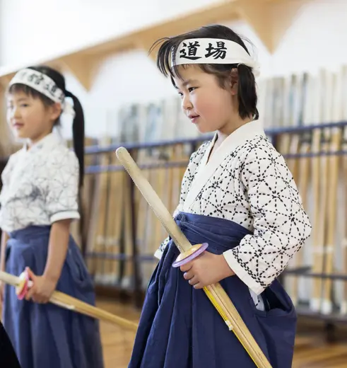 Kendo leraar met jonge Japanse studenten