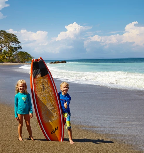Kinderen surfboarden Costa Rica.