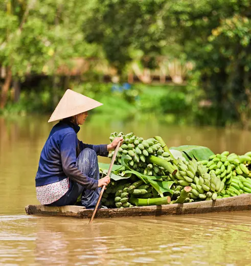 Local op een boot in de Mekong Delta