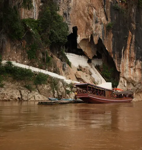 Een ontspannen cruise met een authentieke boot over de Mekong-rivier in Laos