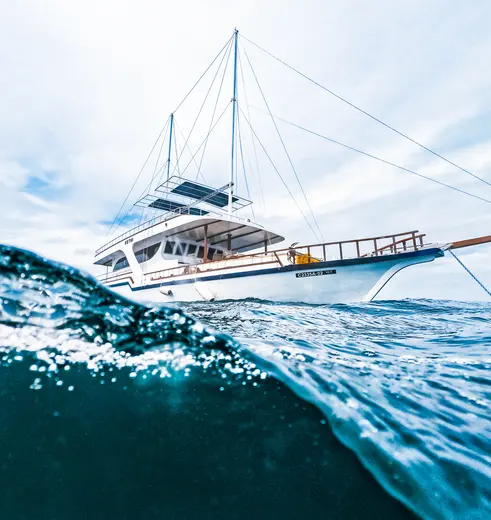 Een schitterende bootreis tussen de lagunes van de Malediven met een traditionele boot