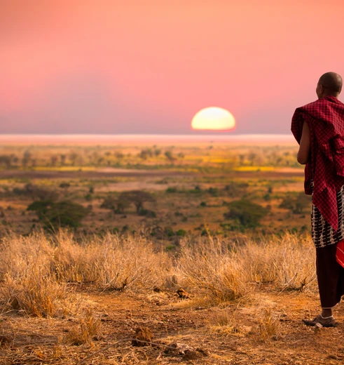 Masai op de savanne van de Masai Mara