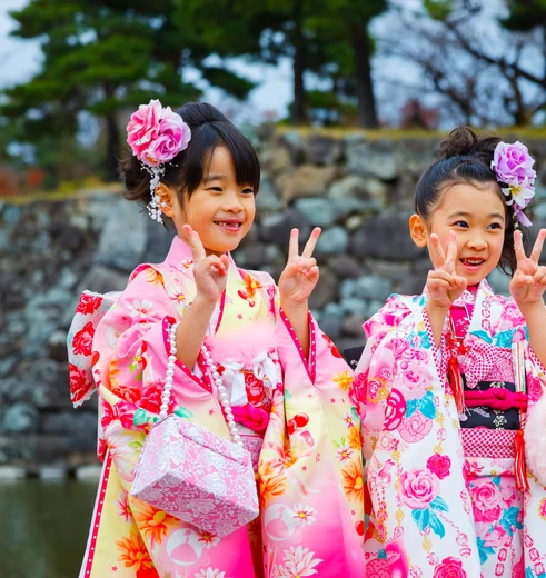 Japanse kinderen in feestelijke kleding