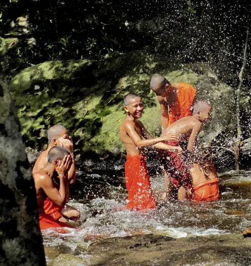 Spelende kinderen in het water in Cambodja
