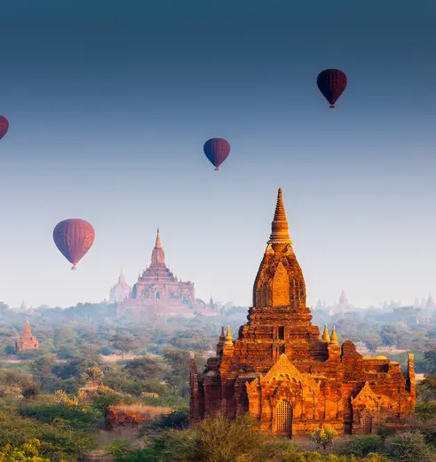 Met zonsopgang kun je een ballonvaart over de immens grote historische vlakte van Bagan maken, Myanmar