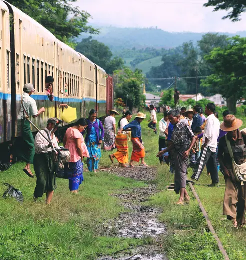 Landelijk Myanmar met de trein