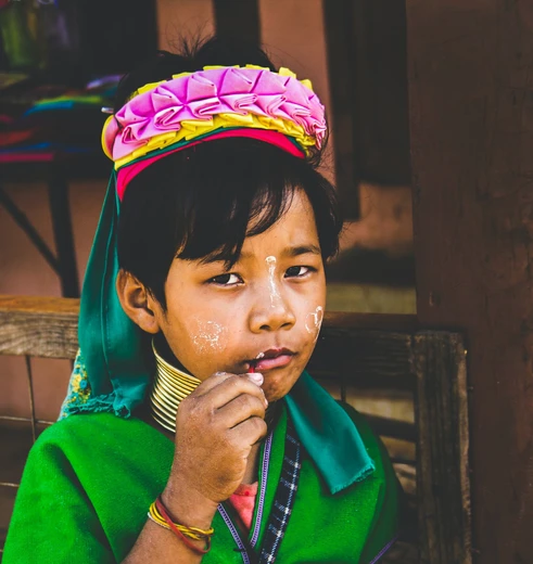 Een meisje uit de langnekstam in Loikaw