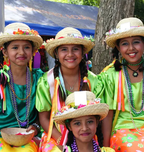Meisjes in klederdracht in Nicaragua