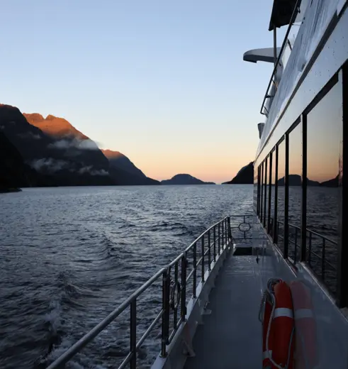 Een onvergetelijke ervaring is de boottocht met overnachting op de Doubtful Sound in Nieuw-Zeeland