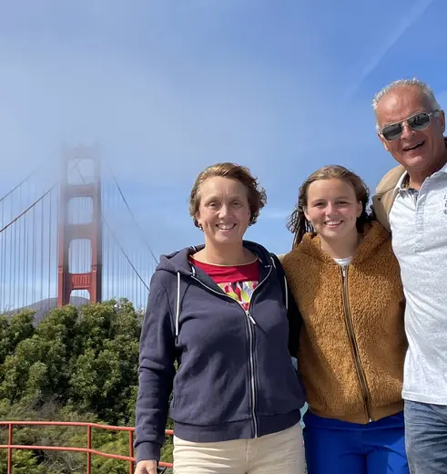 Gezin bij de bridge in San Francisco, Amerika