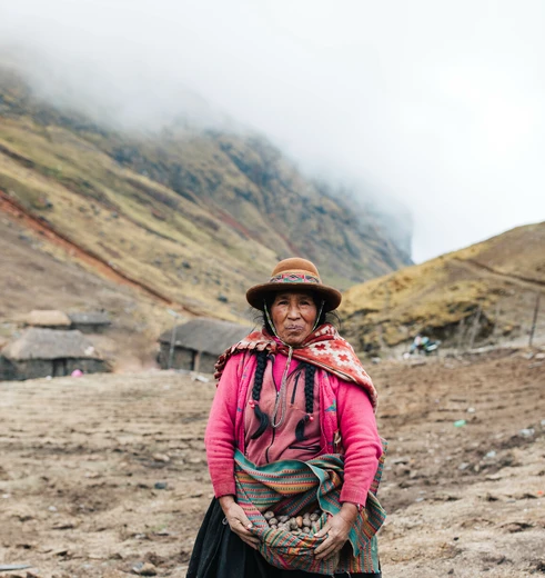 Qochamocco, traditioneel geklede vrouw in Peru