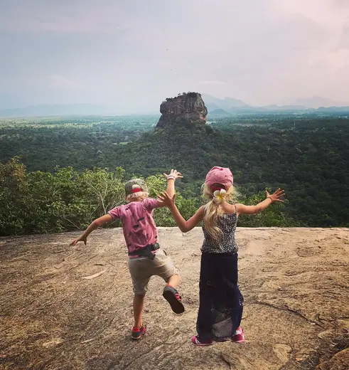 Kinderen uitkijkend op de Leeuwenrots in Sri Lanka