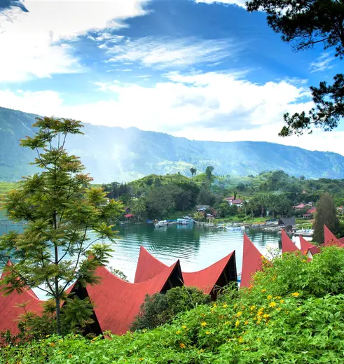 De traditionele puntdaken naast het Tobameer op Sumatra, Indonesië