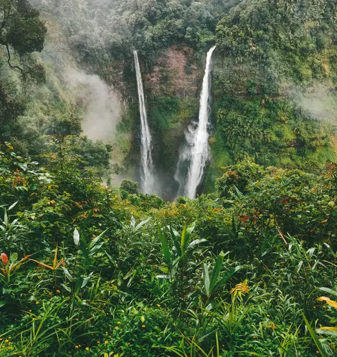 De indrukwekkende Tad Fane waterval op het Bolaven Plateau in Laos