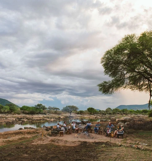 bij het kampvuur in Ruaha National Park, Tanzania