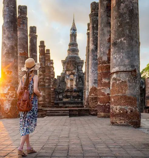 Meisje bij tempel in Sukhotai in Thailand