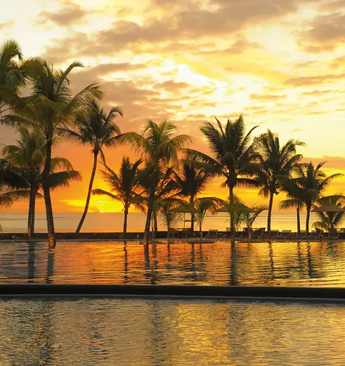 Huwlijksreis, zon die in het water zakt op Mauritius met een mooie zonsondergang
