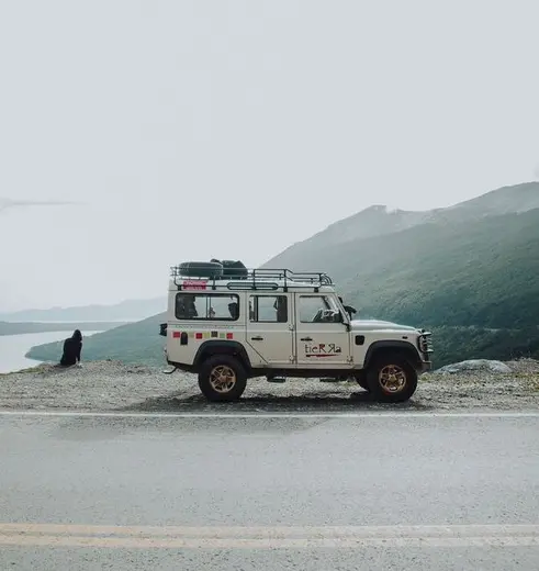 Deze fourwheeldrive tour in Ushuaia gaat over bospaden door het water en door de modder
