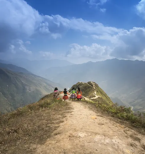 Lokale Thai-kinderen hand in hand op een hoge berg in Ha Giang