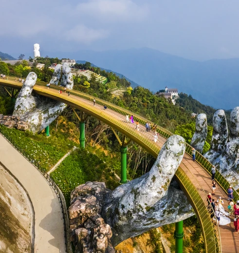 De Gouden Brug vna Hoi An naar Hue, wordt ‘gedragen’ door twee enorme betonnen handen in Hue, Vietnam