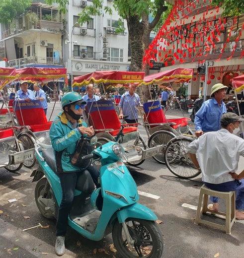 Het is altijd druk op de weg in de stad in Hanoi.