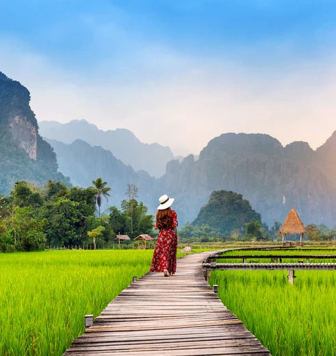 Vrouw in de rijstvelden bij Vang Vieng
