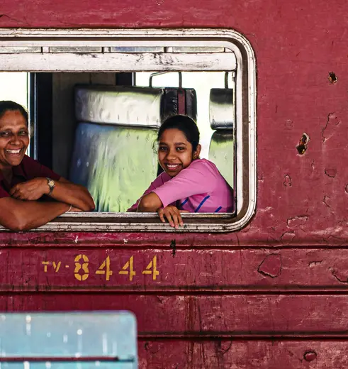 Vrouwen in trein in Kandy, Sri Lanka